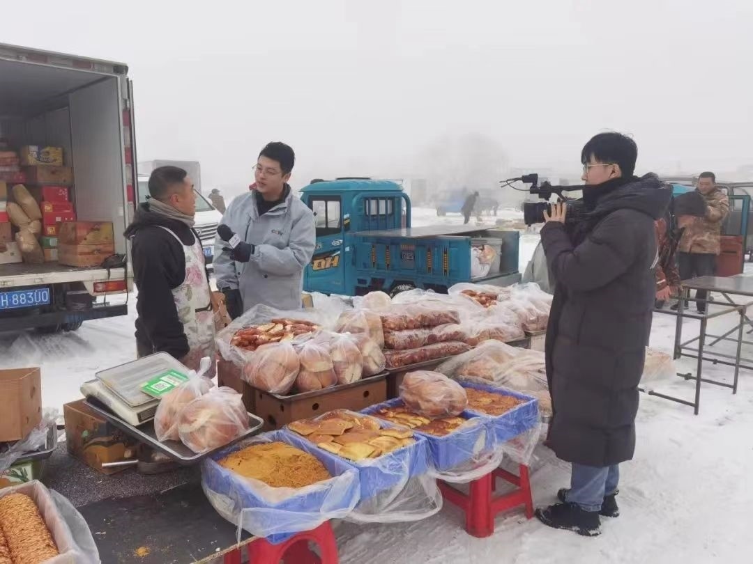 △ 2024年1月1日，在中央廣播電視總臺中央電視臺《新年新愿》報道中，遼寧營口鲅魚圈區(qū)大集賣餅干的小哥憨態(tài)可掬的表情、生機(jī)勃勃的臉龐、充滿煙火氣的新年愿望，讓他火爆出圈。