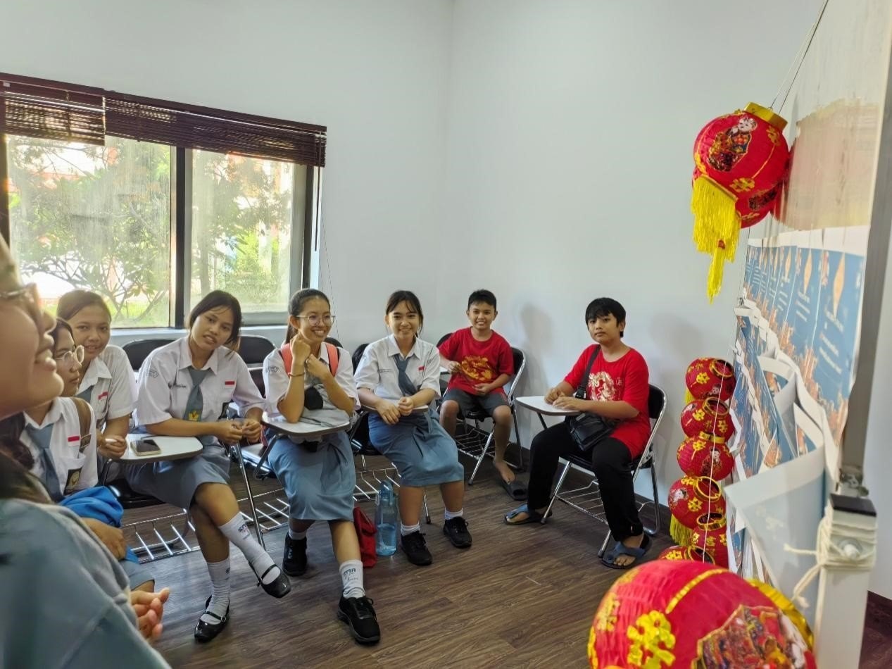 學(xué)生們踴躍參與猜燈謎活動。巴陵康孔子學(xué)院供圖