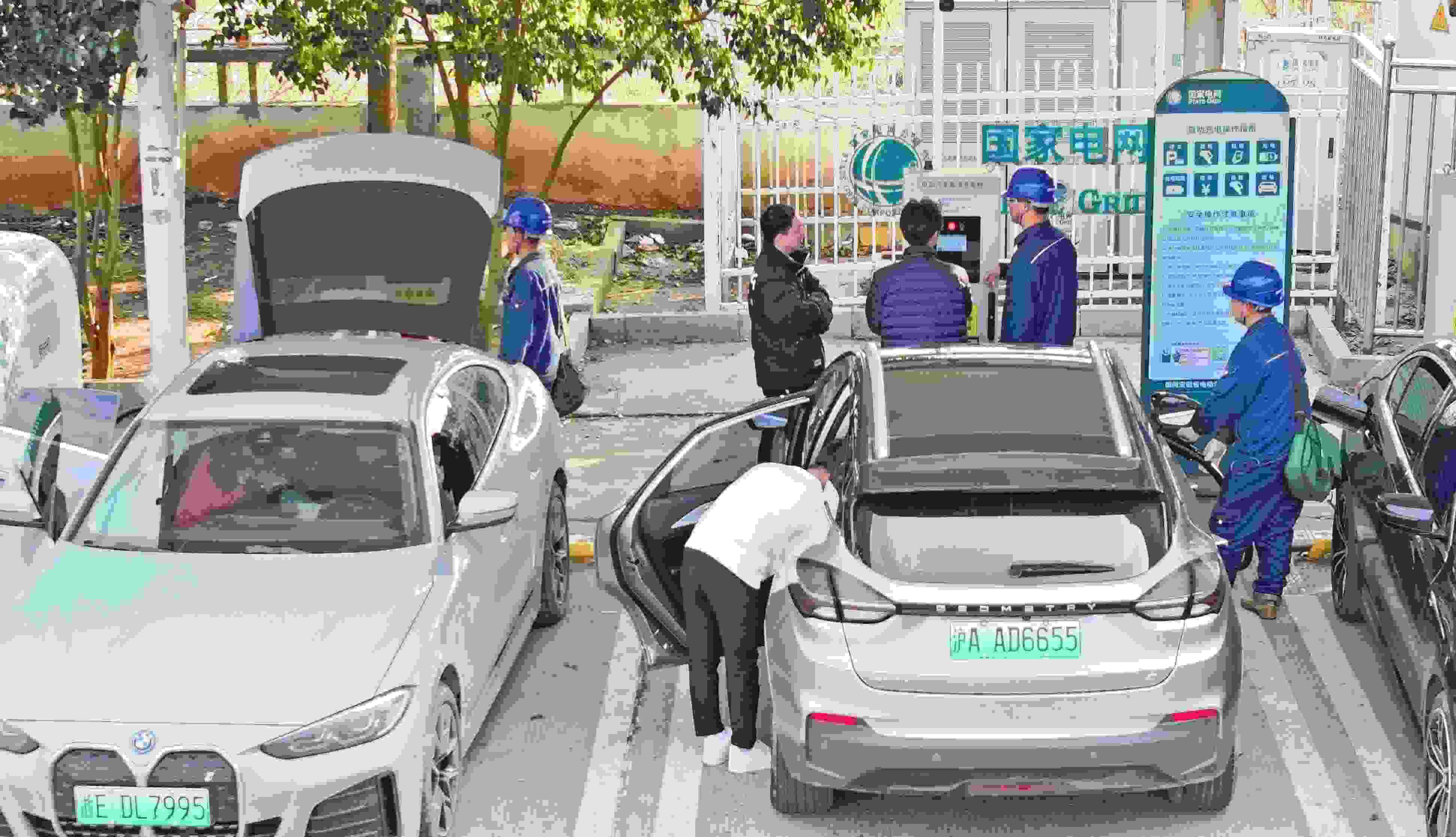 △ 2024年2月17日，安徽滁州來安縣大英鎮(zhèn)境內(nèi)的G36寧洛高速曹莊服務(wù)區(qū)，滁州市供電公司工作人員協(xié)助電動汽車車主高效解決充電中遇到的問題。