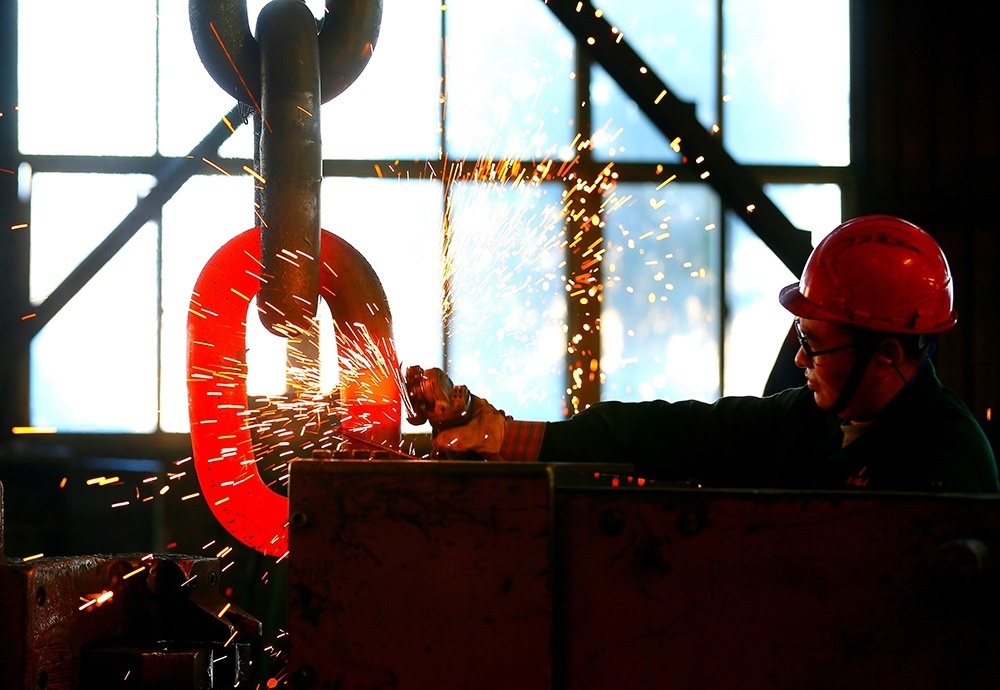 △ 2024年2月17日，青島市，即墨區(qū)靈山街道一家錨鏈企業(yè)，工人正在忙碌。