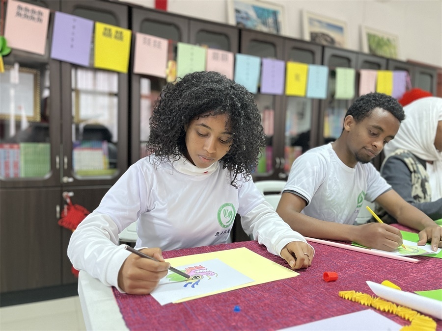 亞的斯亞貝巴大學(xué)孔子學(xué)院“網(wǎng)絡(luò)中國(guó)節(jié)·元宵”主題文化體驗(yàn)活動(dòng)現(xiàn)場(chǎng)。亞的斯亞貝巴大學(xué)孔子學(xué)院供圖