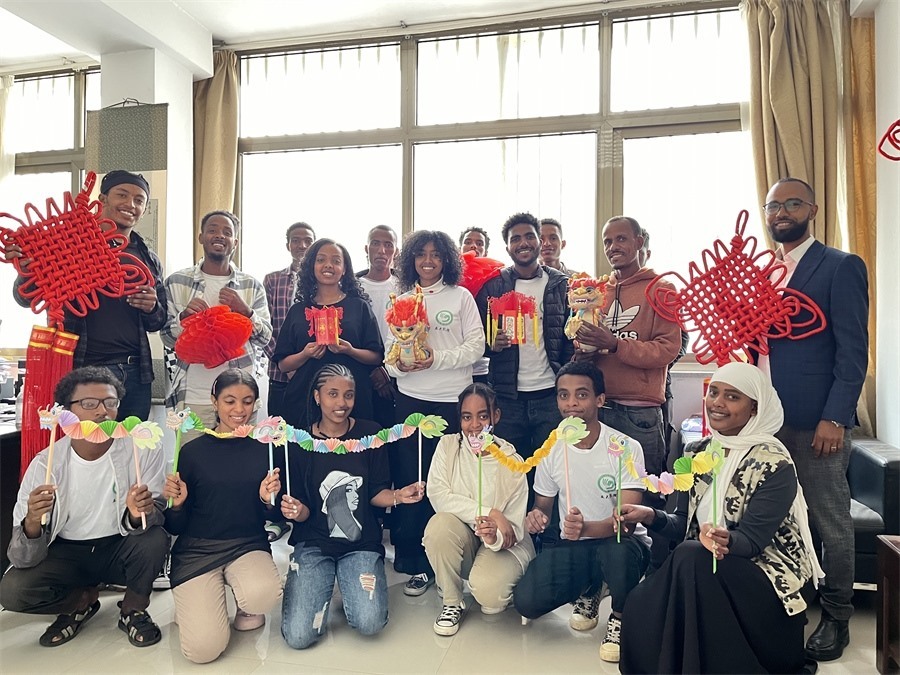 參加活動(dòng)的學(xué)生合影。亞的斯亞貝巴大學(xué)孔子學(xué)院供圖