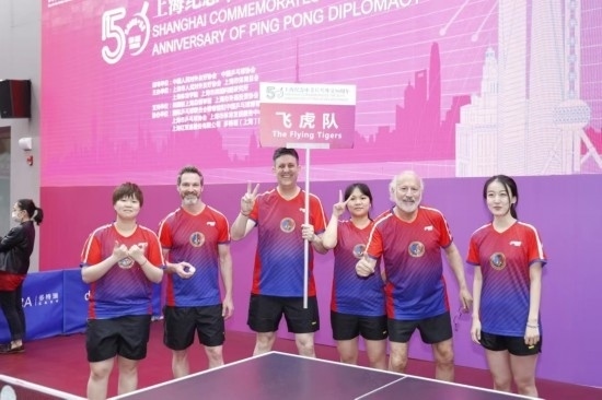 2021年，歐君廷（左三）參加上海紀(jì)念中美乒乓外交50周年活動(dòng)
