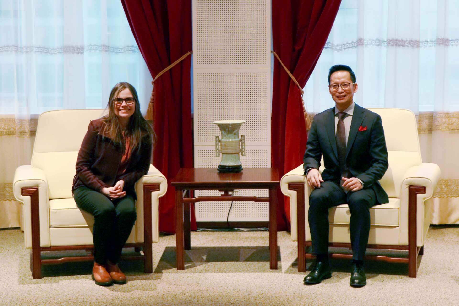 冰島總理雅各布斯多蒂爾（右一）與中國(guó)駐冰島大使何儒龍合影。中國(guó)駐冰島大使館供圖