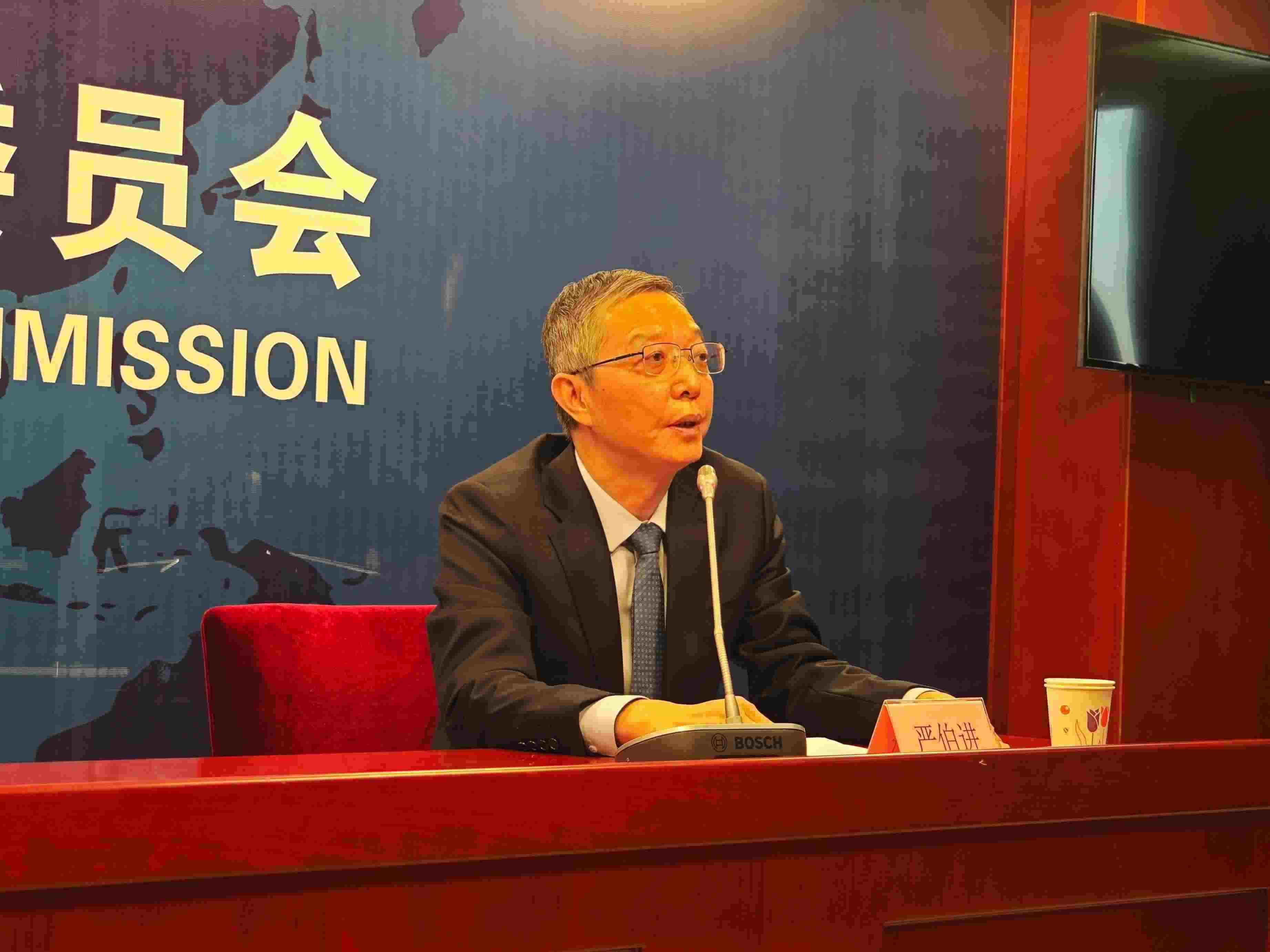 2月23日，嚴(yán)伯進(jìn)在證監(jiān)會(huì)例行新聞發(fā)布會(huì)現(xiàn)場。 人民網(wǎng) 黃盛 攝