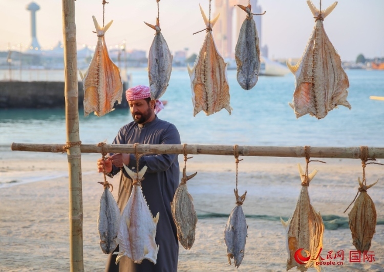  手工藝者展示如何晾曬魚干。人民網(wǎng) 塔里克·易卜拉欣攝