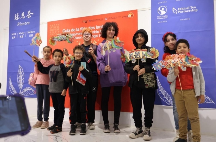 孩子們拿著元宵彩燈合影。拉巴特中國(guó)文化中心供圖