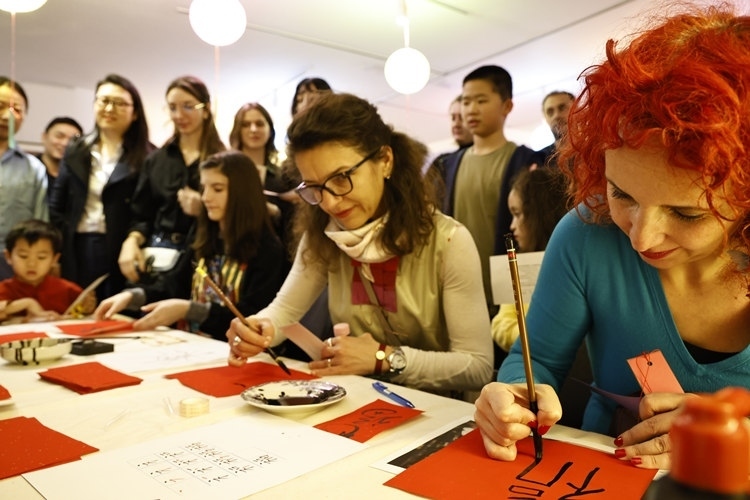 羅馬尼亞觀眾學(xué)習(xí)用毛筆寫“福”字。中國(guó)文化中心供圖