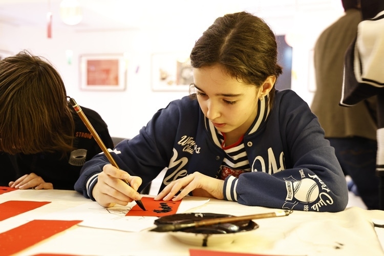 羅馬尼亞小朋友書寫毛筆字。中國(guó)文化中心供圖