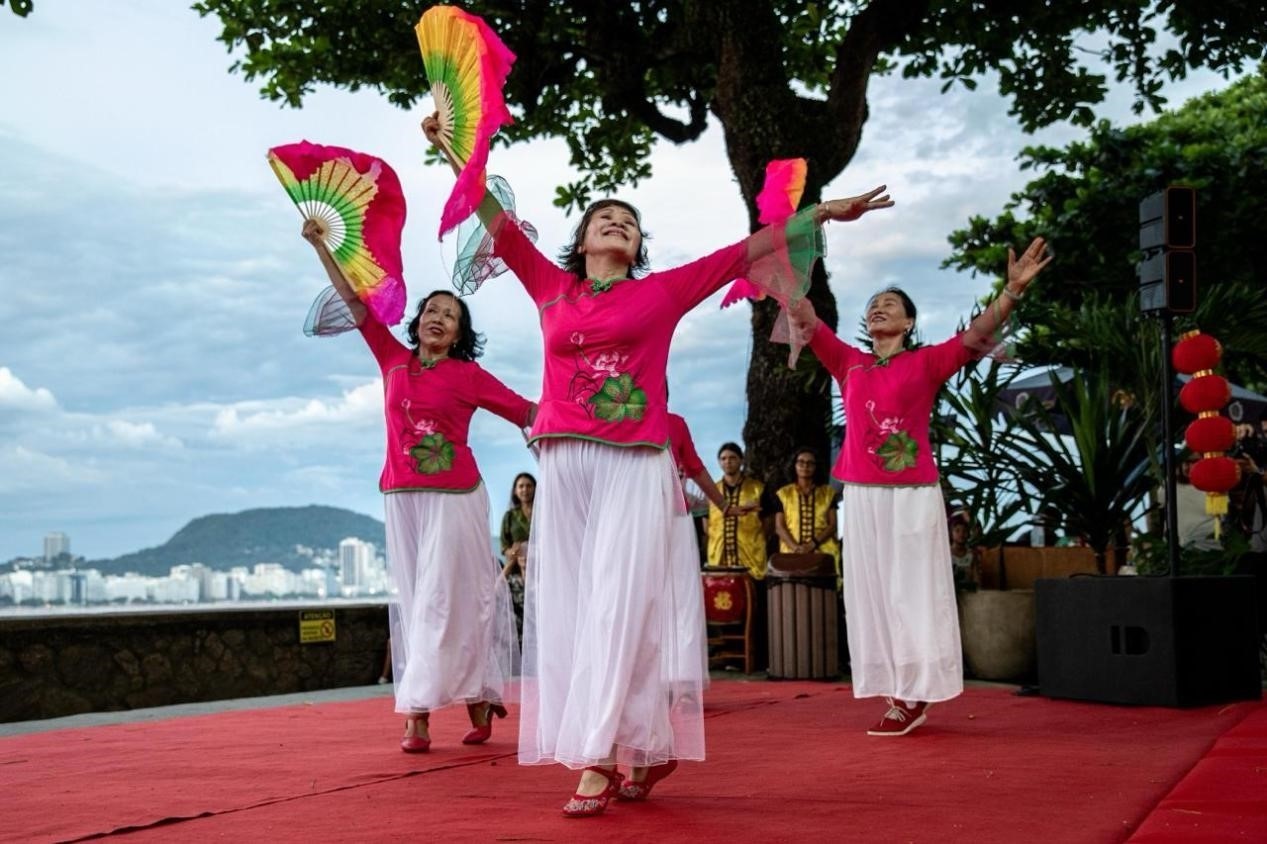 當(dāng)?shù)貢r(shí)間2月24日晚，2024年元宵節(jié)慶?；顒?dòng)在巴西里約熱內(nèi)盧市科帕卡巴納要塞舉辦。巴西山河文化促進(jìn)中心供圖