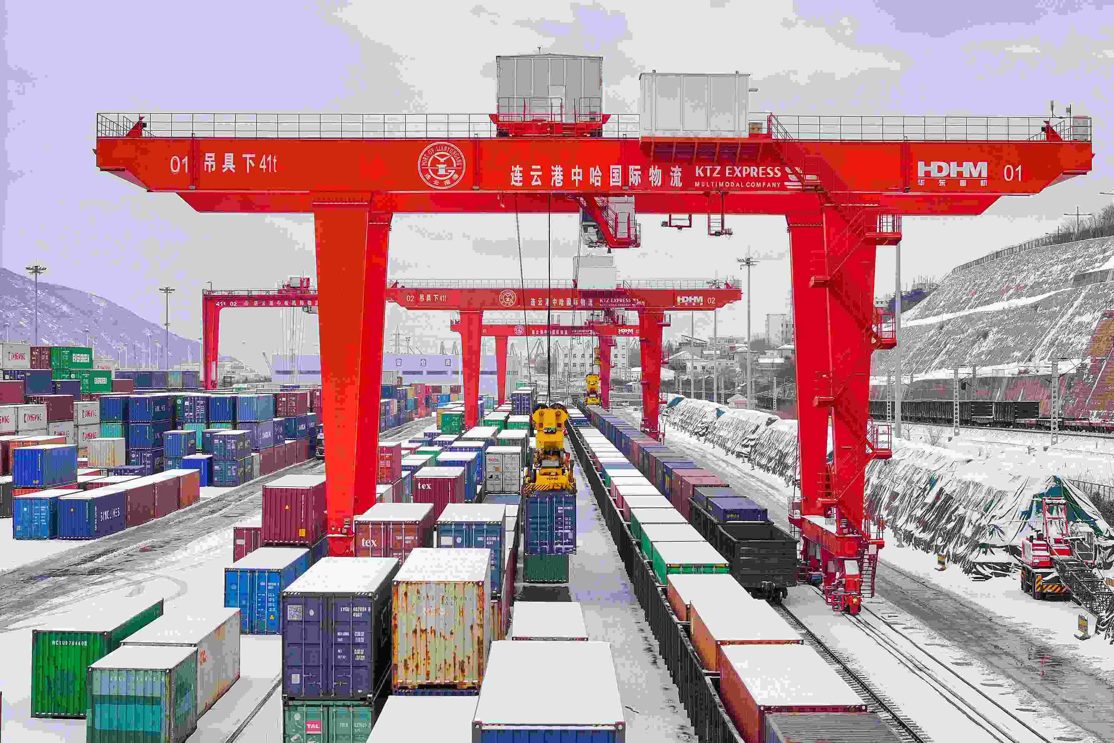 2024年2月22日，江蘇省連云港市中哈連云港物流合作基地，大型機(jī)械正在吊裝集裝箱。