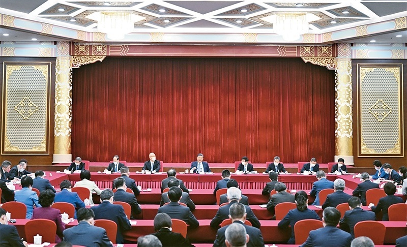 2023年3月6日，中共中央總書記、國家主席、中央軍委主席習(xí)近平看望參加全國政協(xié)十四屆一次會議的民建、工商聯(lián)界委員，并參加聯(lián)組會，聽取意見和建議。中共中央政治局常委、全國政協(xié)十四屆一次會議主席團會議主持人王滬寧，中共中央政治局常委蔡奇、丁薛祥參加看望和討論。 新華社記者 謝環(huán)馳/攝
