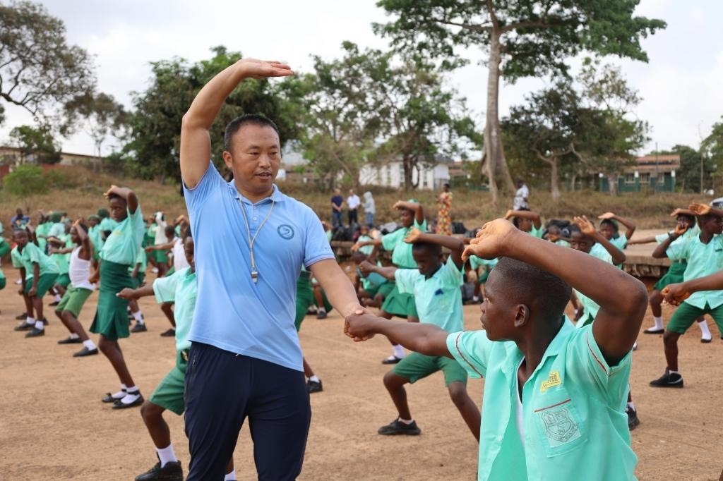 2月20日，在塞拉利昂首都弗里敦，來(lái)自塞拉利昂大學(xué)孔子學(xué)院的武術(shù)教師劉偉在為當(dāng)?shù)貙W(xué)生上武術(shù)課。