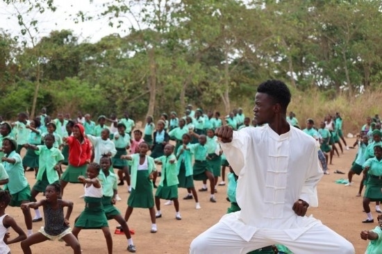 2月20日，在塞拉利昂首都弗里敦，當(dāng)?shù)貙W(xué)生在上武術(shù)課。