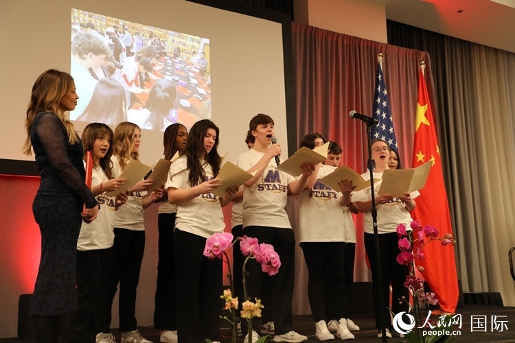 馬斯卡廷中學(xué)的學(xué)生們還深情演唱了表現(xiàn)中美兩國人民友誼的歌曲《情緣留住永恒的記憶》。 人民網(wǎng)記者 李志偉攝