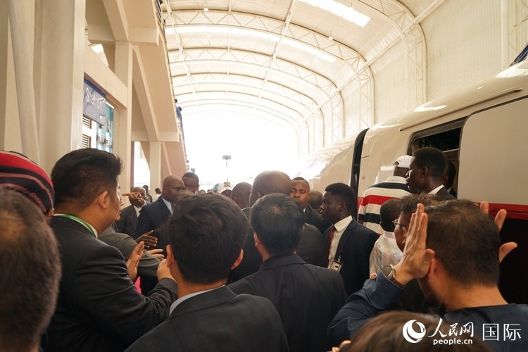 人們爭相前往紅線試乘。人民網(wǎng)記者 姜宣攝