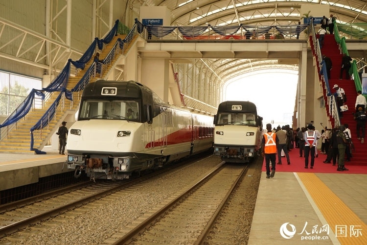 紅線車輛整裝待發(fā)。人民網(wǎng)記者 姜宣攝