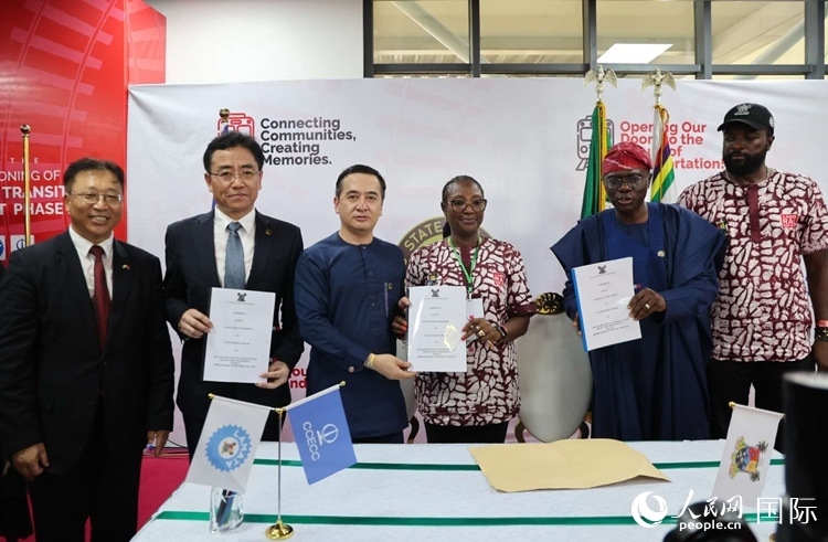 中國土木尼日利亞公司執(zhí)行董事張志臣（左三）與桑沃-奧盧（右二）分別代表雙方簽署了項(xiàng)目二期合同。閆玉娟攝