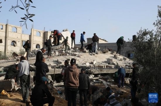 3月3日，在加沙地帶南部城市拉法，人們查看被以軍空襲破壞的建筑。新華社發(fā)（哈立德·奧馬爾攝）