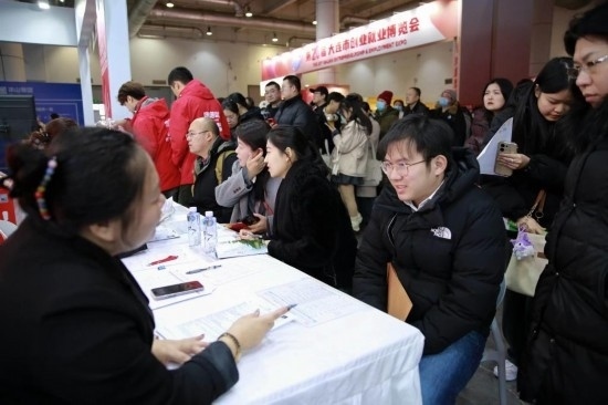 求職者與用人單位溝通交流。新華社記者 張博群 攝