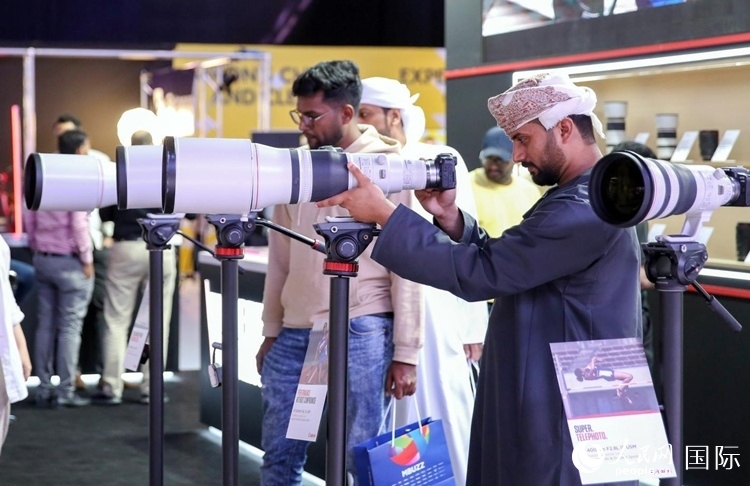 參觀者在體驗(yàn)攝影設(shè)備。人民網(wǎng)塔里克·易卜拉欣攝