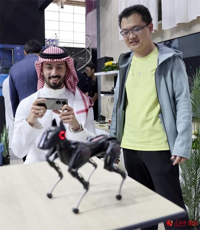 一名觀眾在體驗操作機(jī)器狗。人民網(wǎng)記者 管克江攝