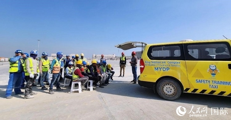 安全宣講出租車在現(xiàn)場(chǎng)播放安全視頻。人民網(wǎng)記者 管克江攝