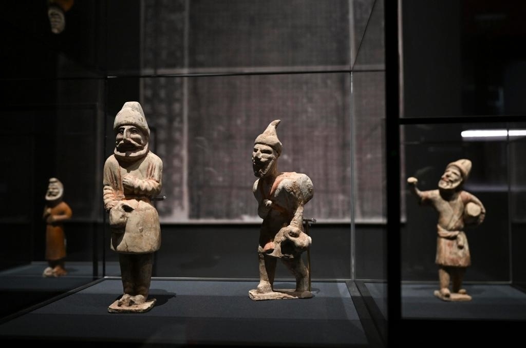“歷史之遇——中國與西亞古代文明交流展”于1月12日至4月11日在故宮午門正殿展廳舉行。這是展出的陶彩繪人俑（1月10日攝）。新華社記者金良快攝