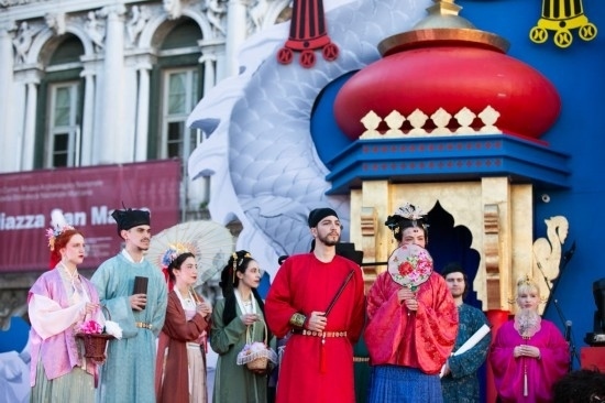  2024年2月13日，在意大利威尼斯，志愿者身著漢服進行表演。新華社記者 李京 攝