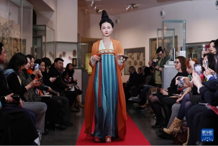 3月13日，在位于法國(guó)巴黎的吉美國(guó)立亞洲藝術(shù)博物館，模特展示敦煌復(fù)原服飾。新華社記者 高靜 攝