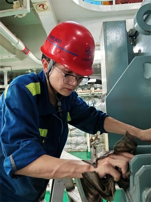 “天鯤號(hào)”工作人員正在對設(shè)備進(jìn)行清潔維護(hù)?！疤祧H號(hào)”供圖