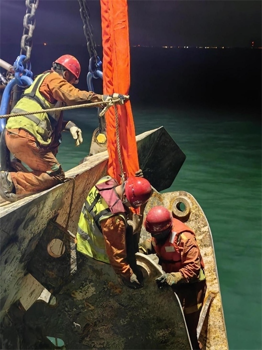 工作人員正在修理橫移錨纜。 “天鯤號(hào)”供圖