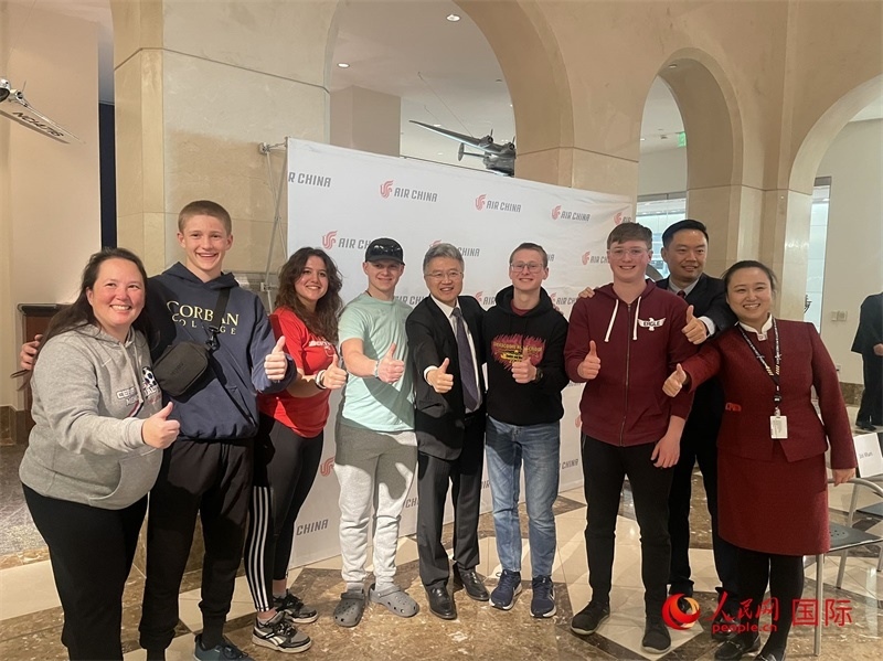 師生們出發(fā)前與國航工作人員合影留念。人民網(wǎng)記者 鄧圩攝