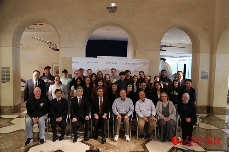 美國高中學生交流團全體與前來送行的各方代表合影。人民網(wǎng)記者 鄧圩攝