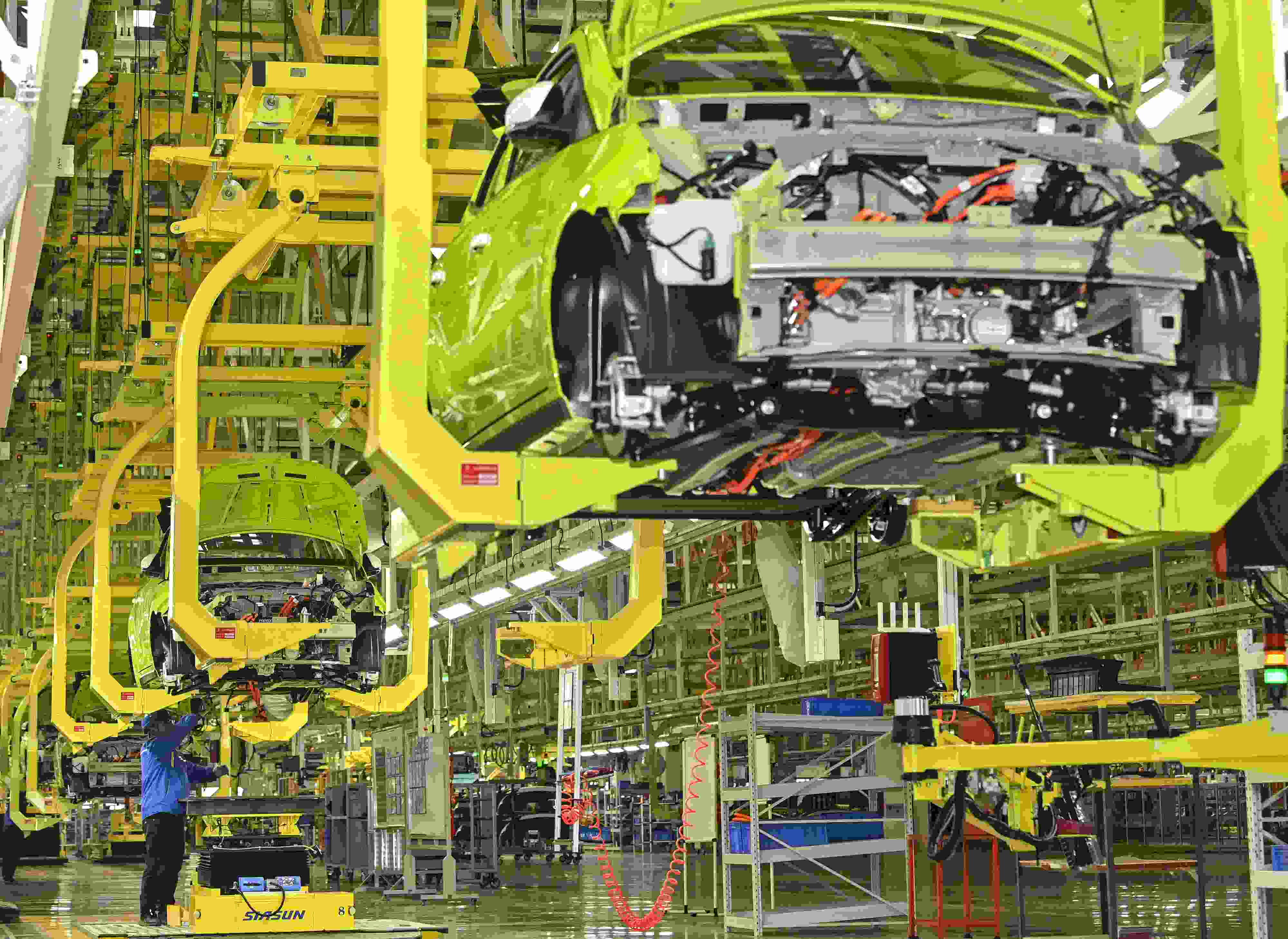 △ 2024年2月27日，一家新能源汽車公司的總裝車間生產(chǎn)線上，工人正在加緊生產(chǎn)趕訂單。