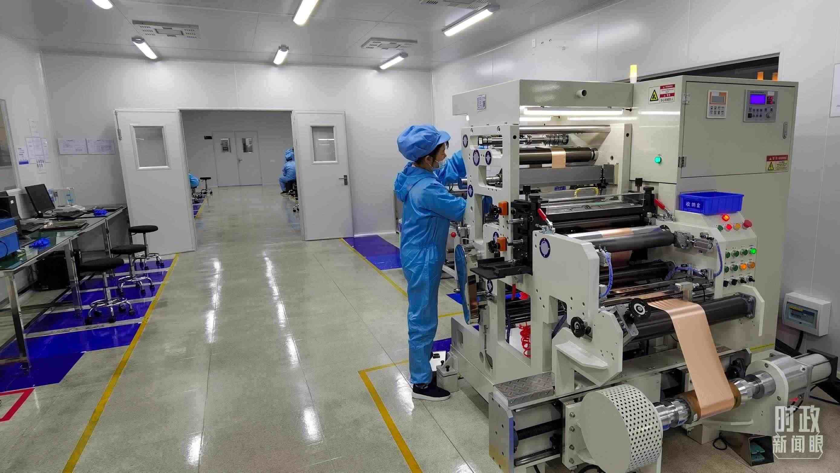 △企業(yè)員工將冷壓后的極片裁出規(guī)定尺寸，用于鋰電池制作。（總臺央視記者郭鴻拍攝）