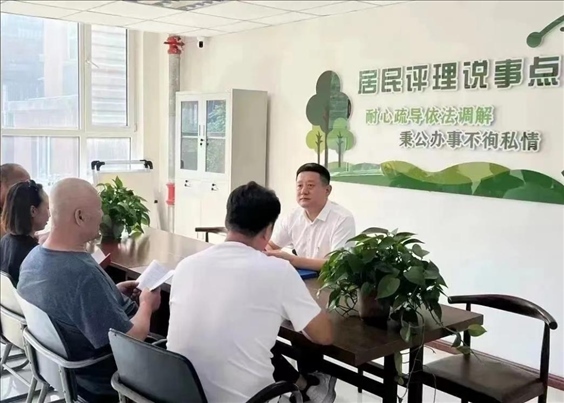 村（居）民評(píng)理說(shuō)事點(diǎn)調(diào)解矛盾糾紛。遼寧省司法廳供圖