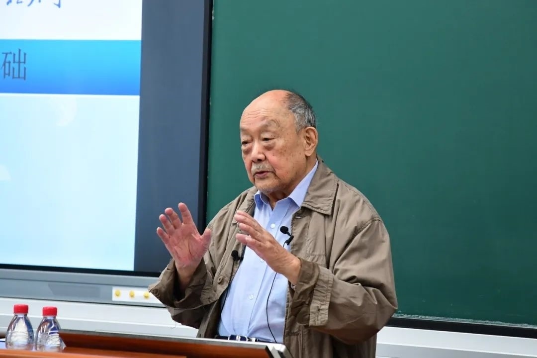 91歲的楊士莪院士“一站到底”為學(xué)生授課。哈爾濱工程大學(xué)供圖