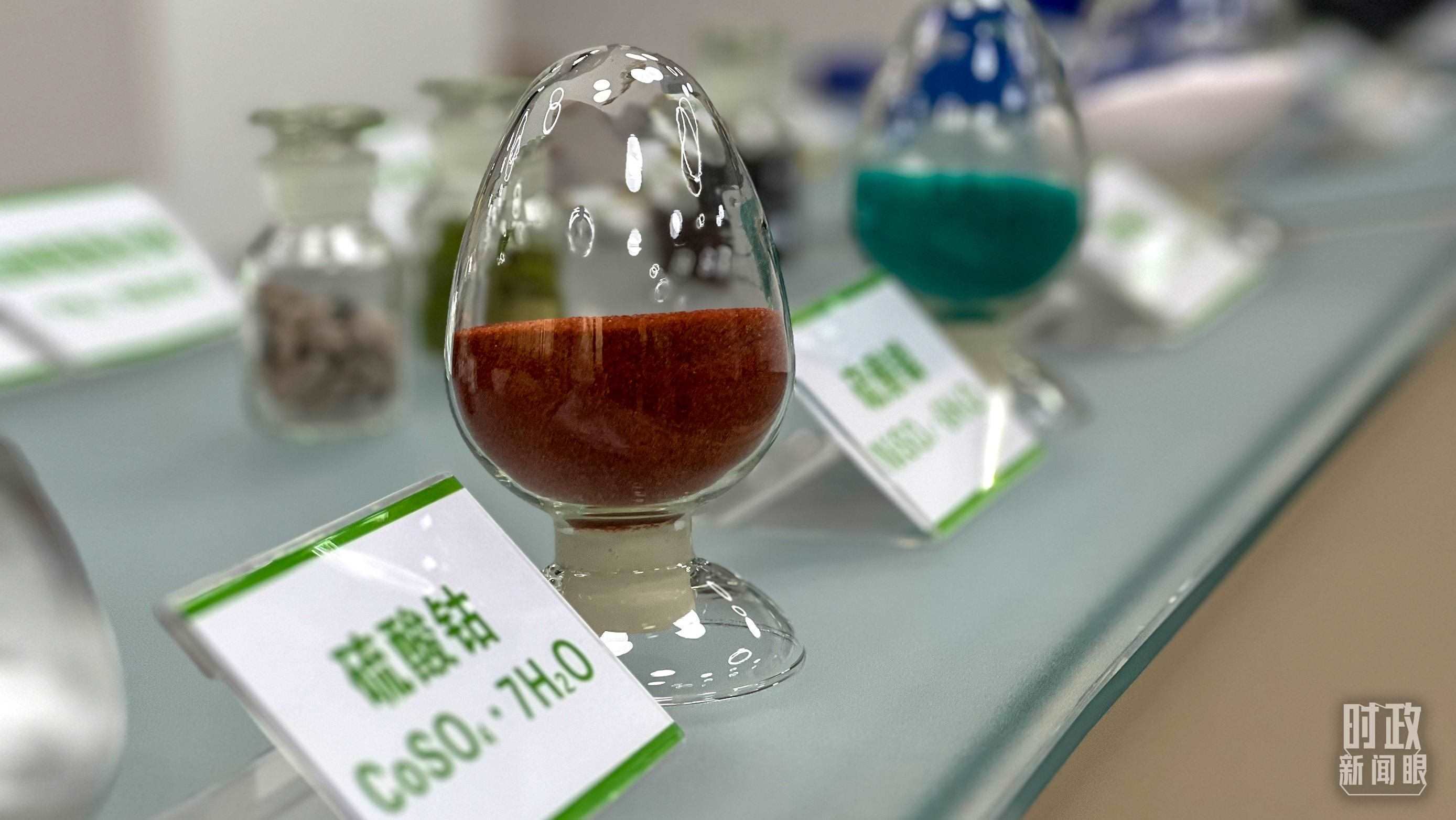 △巴斯夫杉杉電池材料有限公司的產(chǎn)品展示。（總臺央視記者李煒拍攝）