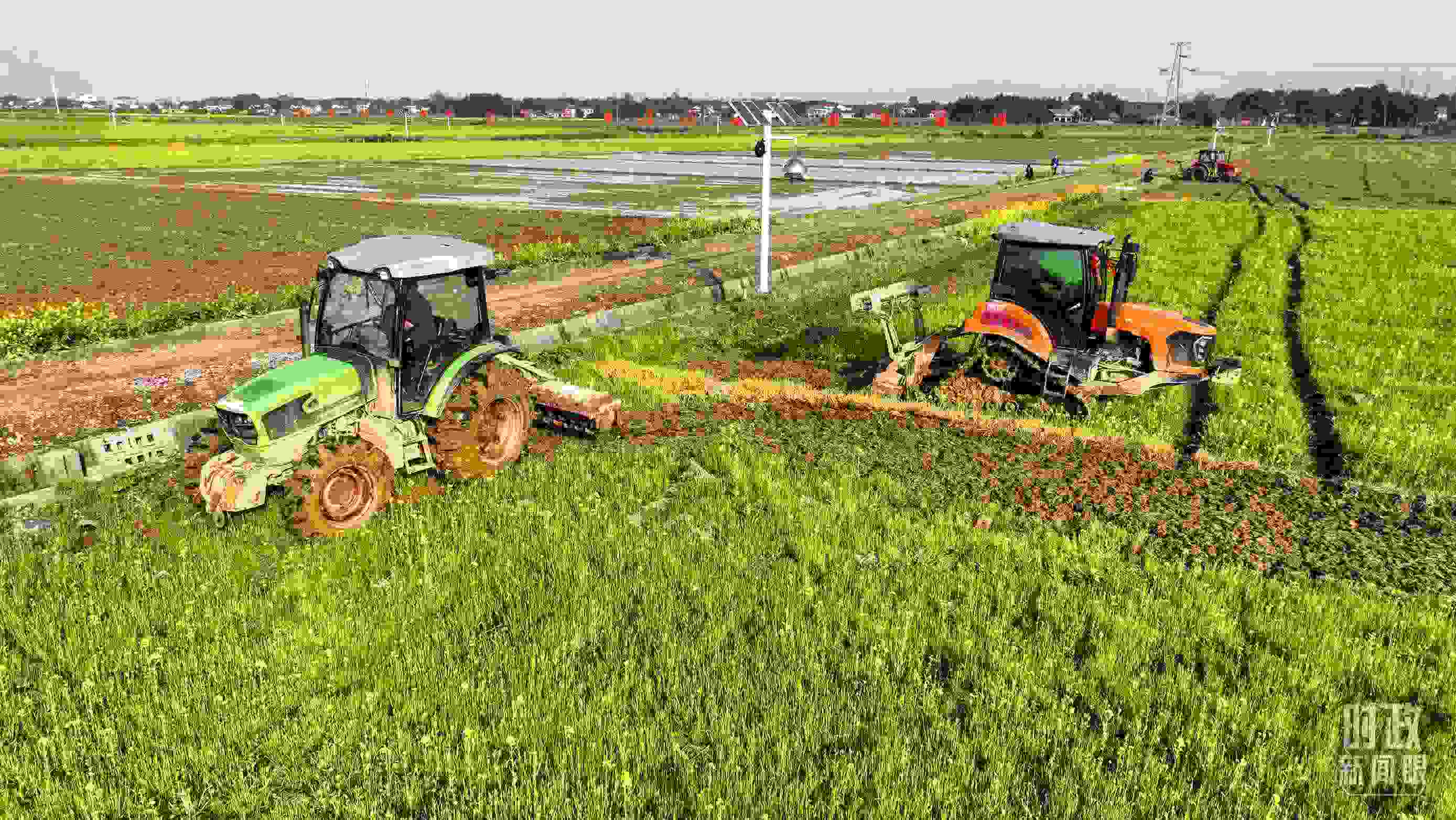 △位于港中坪村的糧食生產(chǎn)萬畝綜合示范片區(qū)，春耕備耕生產(chǎn)繁忙。（總臺央廣記者潘毅拍攝）