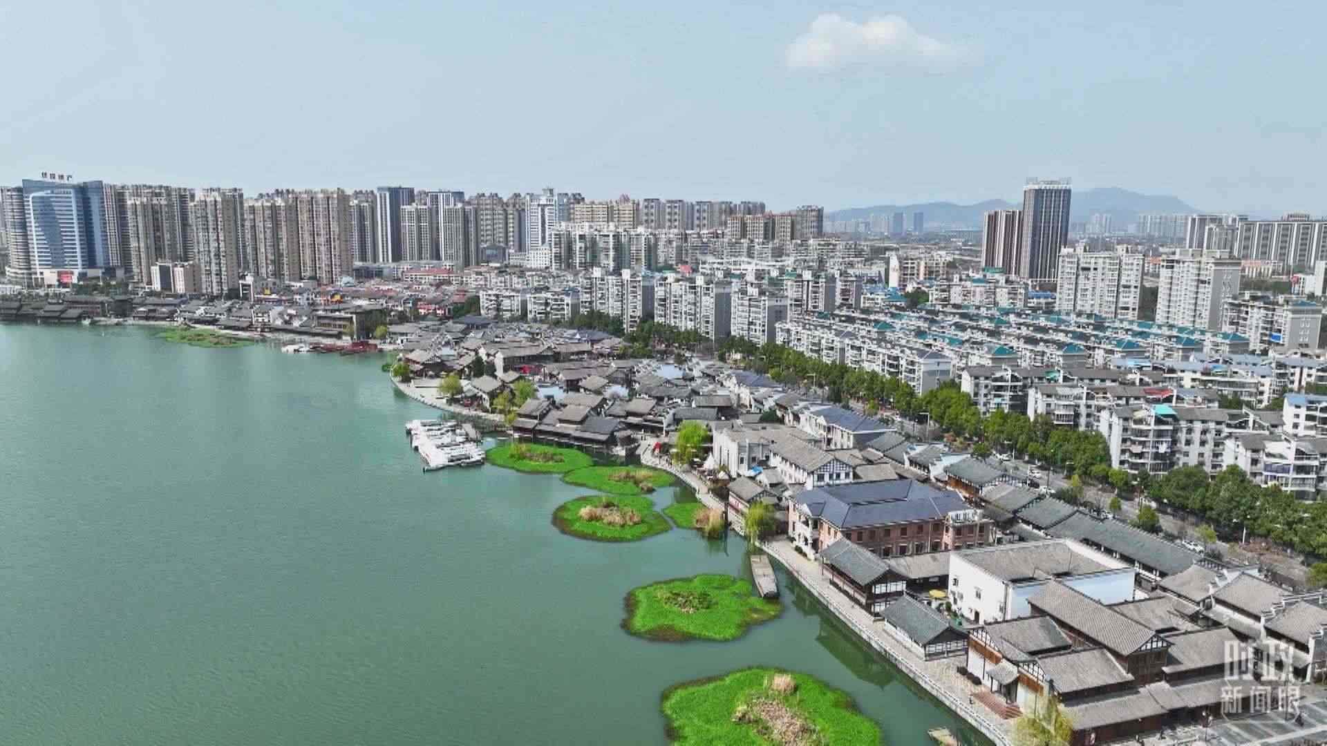 △沅江江畔，常德河街與現(xiàn)代建筑交相輝映。（總臺央視記者范凱拍攝）