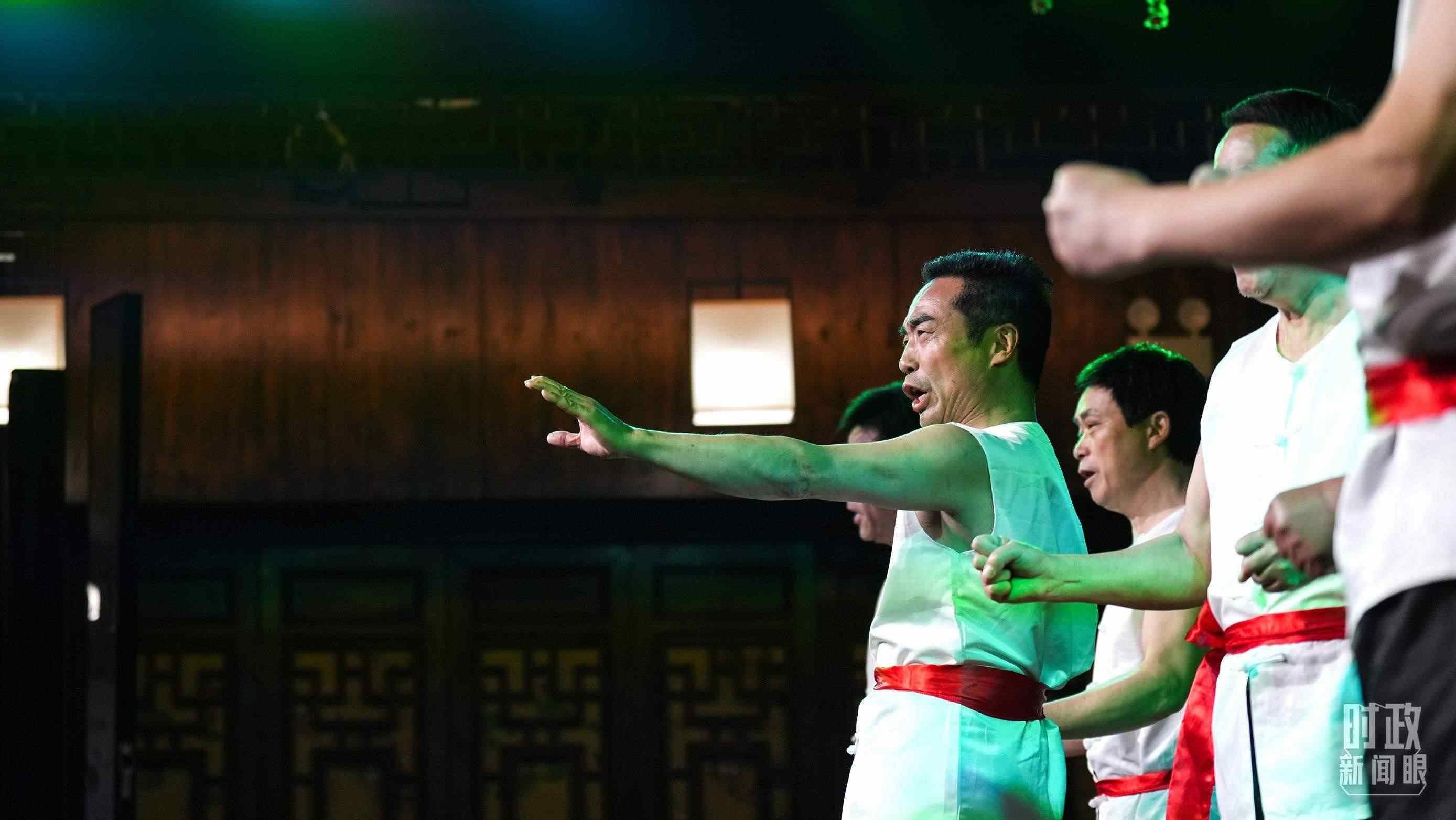 △常德河街，鴛鴦走馬樓上演常德高腔《穆桂英掛帥》和澧水船工號子。（總臺央視記者許永松、國廣記者李晉拍攝）