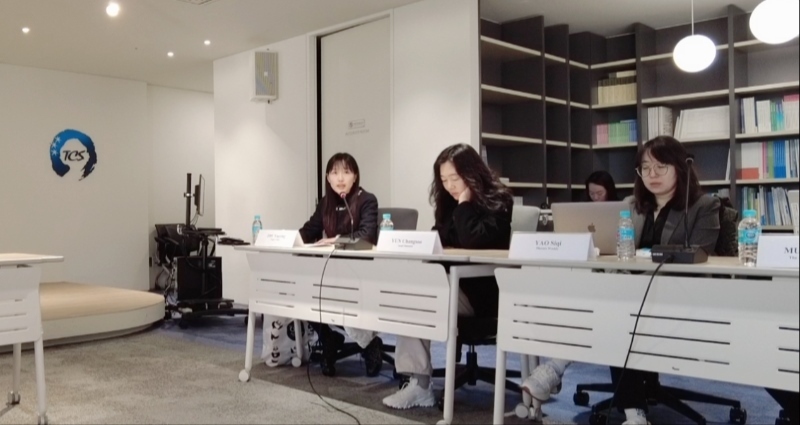 記者（左一）在交流活動上，以加強(qiáng)中日韓三國經(jīng)濟(jì)合作、增進(jìn)三國民眾相互理解為主題發(fā)表演講。權(quán)小星攝