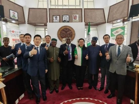 3月21日，與會嘉賓在首屆拉各斯論壇現(xiàn)場合影留念。（圖片由中國駐拉各斯總領(lǐng)事館提供）