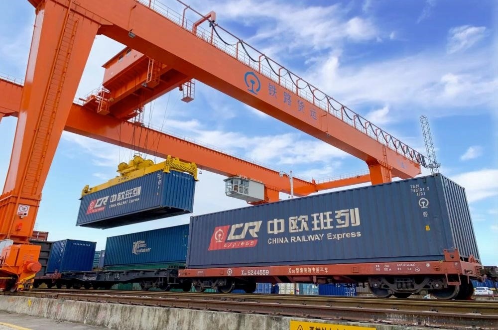 △2022年4月29日，在安徽合肥北站物流基地集裝箱作業(yè)區(qū)，準備發(fā)運的中歐班列集裝箱。