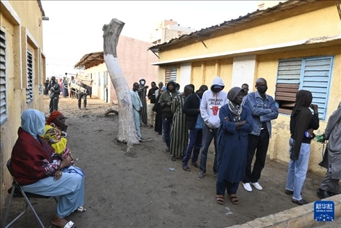 3月24日, 選民在塞內(nèi)加爾首都達(dá)喀爾的一處投票站前排隊(duì)。新華社發(fā)（登巴·蓋伊攝）