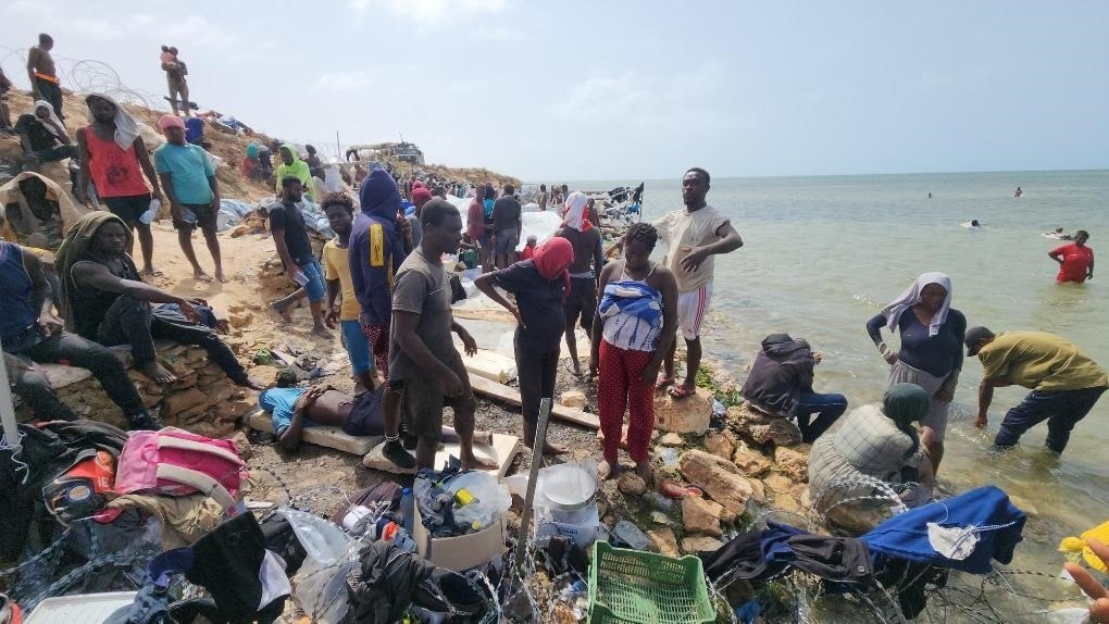 2023年7月26日，在突尼斯與利比亞邊境的艾季迪爾角，眾多移民滯留在地中海海岸邊。新華社發(fā)（哈姆扎·圖爾基亞攝）