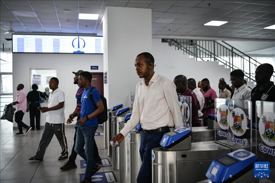 2月28日，在尼日利亞拉各斯，人們?cè)谳p軌藍(lán)線碼頭站刷卡出站。新華社記者 韓旭 攝