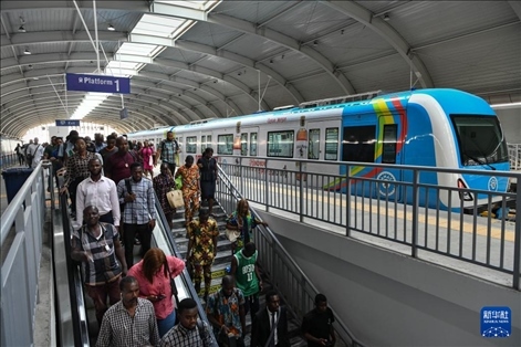 2月28日，在尼日利亞拉各斯，人們?cè)谳p軌藍(lán)線碼頭站下車出站。新華社記者 韓旭 攝