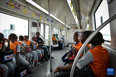2月28日，在尼日利亞拉各斯，一所小學(xué)的學(xué)生們體驗(yàn)乘坐輕軌藍(lán)線列車。新華社記者 韓旭 攝